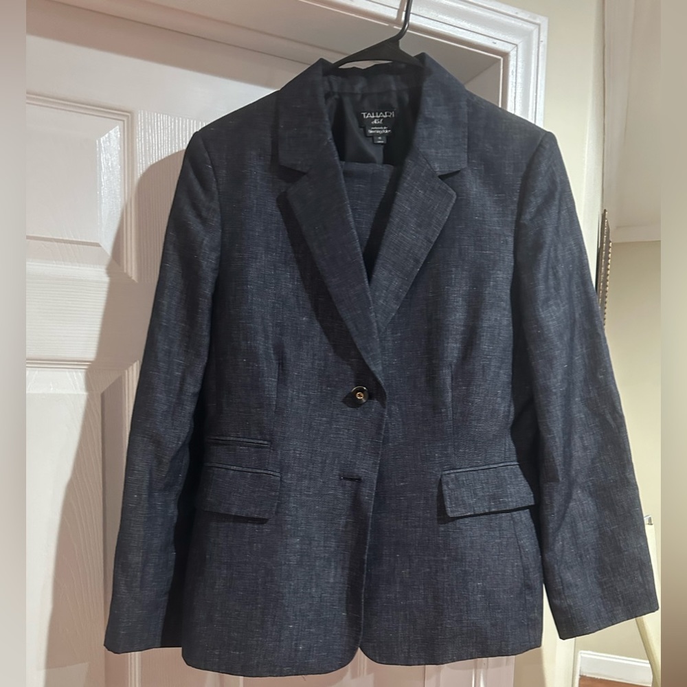 Like new Tahari pant suit